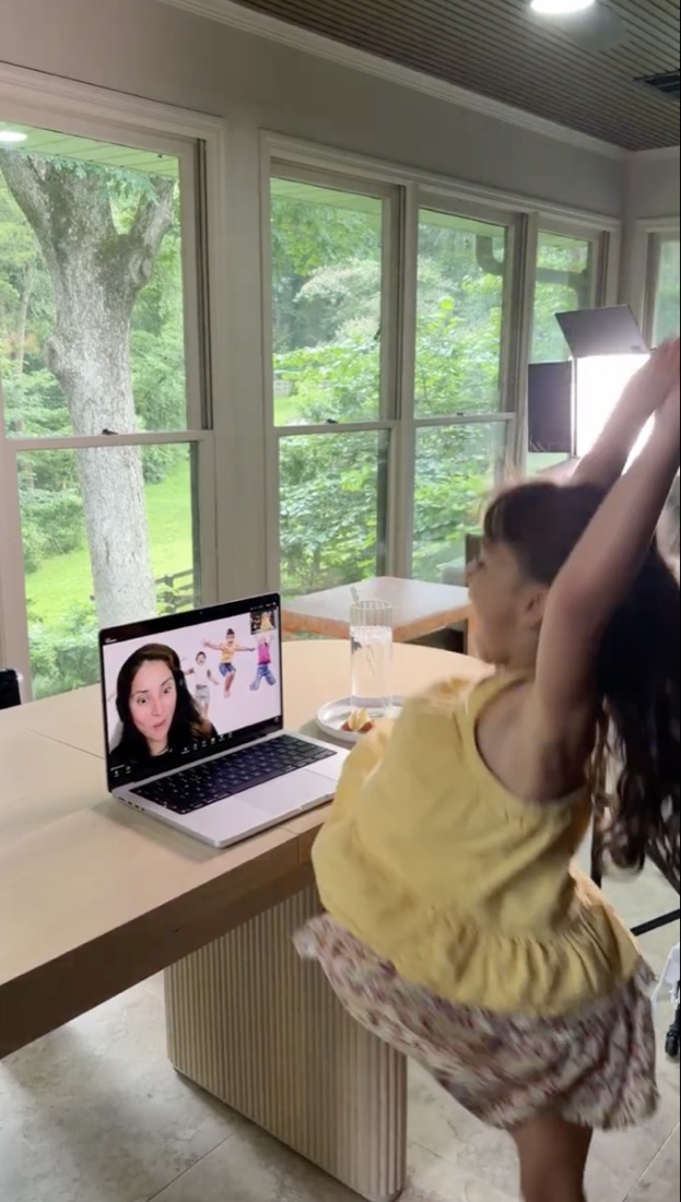 Una niña bailando con su profe de Diluu durante su clase de español online