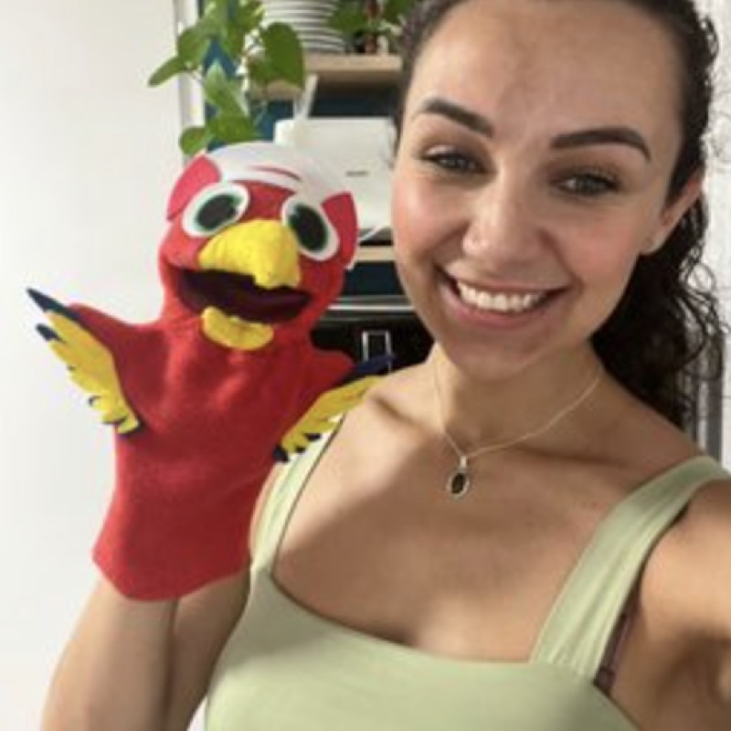 Morgane, native French teacher at Diluu, during a live online class