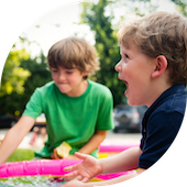 Enfants riant en jouant