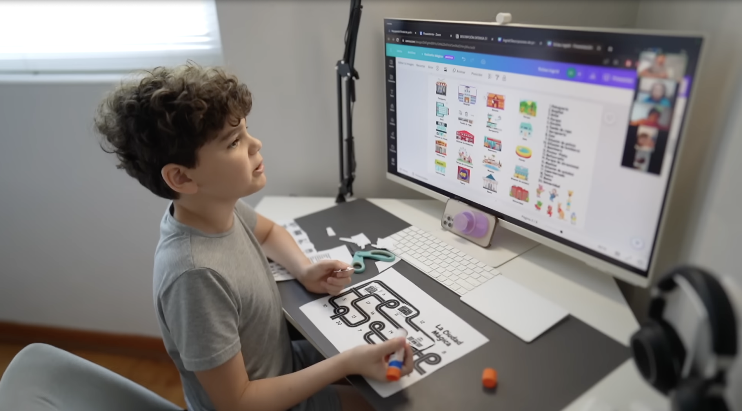 Niño en clase online de Diluu frente a su monitor